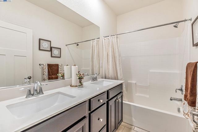 9315 Wild Lilac Cir, Sacramento CA: https://media.crmls.org/mediaz/f486166d-7b7a-42c1-b70d-b6fec2b72b8f.jpg