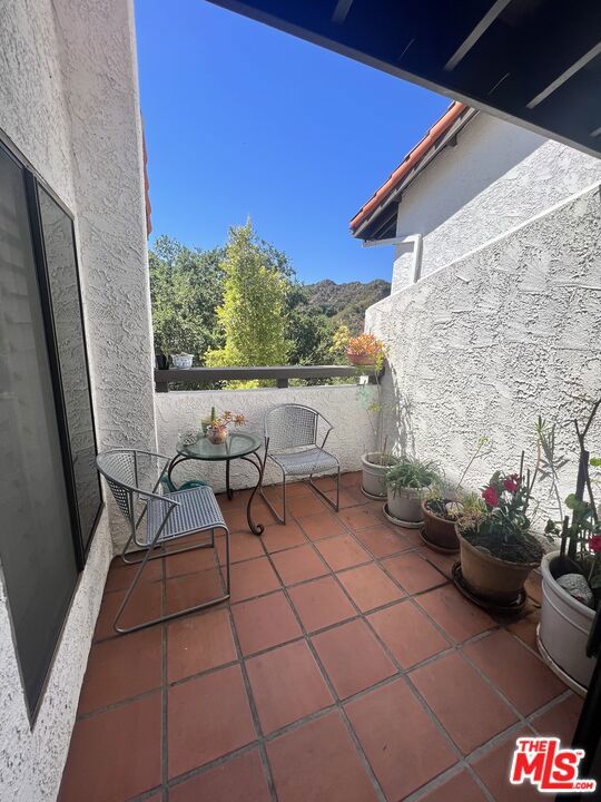 1629 Michael Lane, Pacific Palisades CA: https://media.crmls.org/mediaz/f486d564-50e5-4244-8038-4dbe156bfb32.jpg