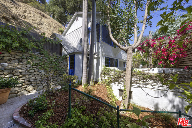 10411 Quito Lane, Los Angeles CA: https://media.crmls.org/mediaz/f486ed8d-116f-4eef-8549-ca94aa1ecaab.jpg