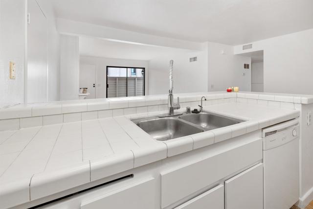 9120 GRAMERCY DR, San Diego CA: https://media.crmls.org/mediaz/f487e697-9c04-4090-8cfa-4e73dd63ff92.jpg