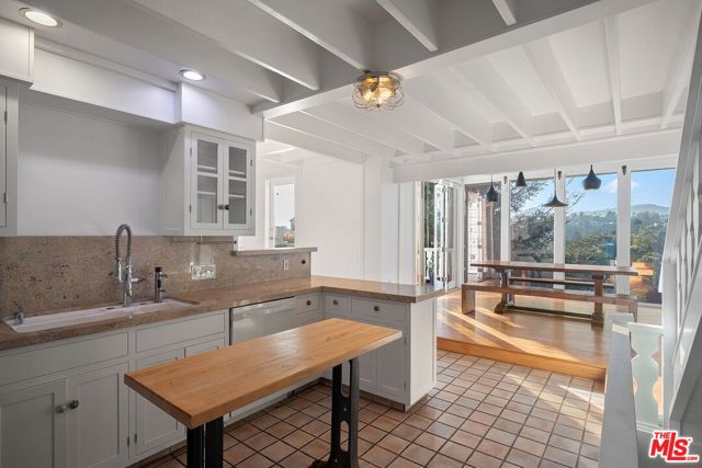 339 Adelaide Drive photo 13