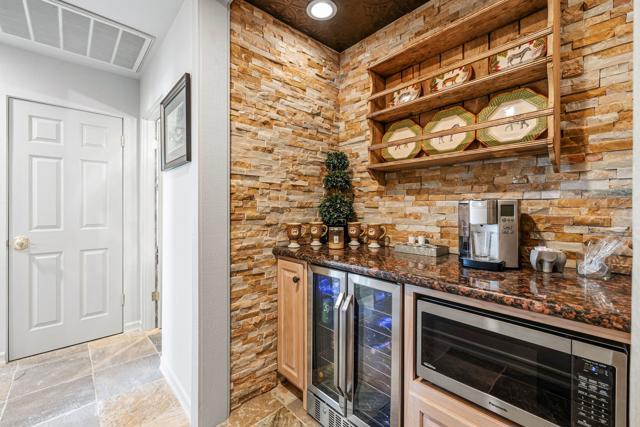 210 Desert Lakes Drive, Rancho Mirage CA: https://media.crmls.org/mediaz/f4886d30-c01f-490b-acf5-7b67c8d74729.jpg