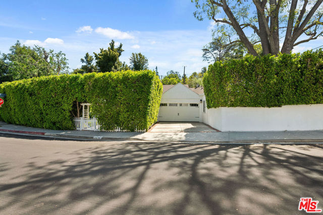 4164 Davana Road, Sherman Oaks CA: https://media.crmls.org/mediaz/f48a472c-ec68-4b86-acb7-c21a33996ff8.jpg