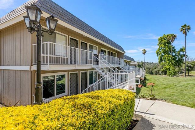 27725 Mountain Meadow Rd, Escondido CA: https://media.crmls.org/mediaz/f48a4e70-9277-4759-b366-c7c4064735dc.jpg