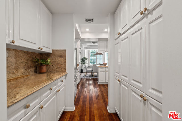 575 S Barrington Avenue, Los Angeles CA: https://media.crmls.org/mediaz/f48aa861-f6de-4ee2-92e8-c477f48b974f.jpg