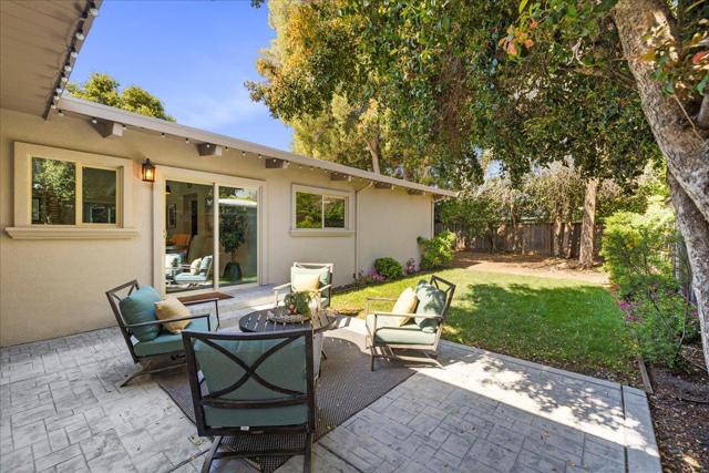 907 Christopher Way, Menlo Park CA: https://media.crmls.org/mediaz/f48abaf1-2a43-405b-b96c-f1b69a4ad0a9.jpg