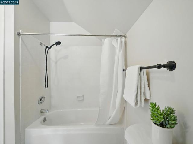 66 Ambleside Court, Danville CA: https://media.crmls.org/mediaz/f48decaf-e7f1-4eb5-80ba-620d50d0a398.jpg