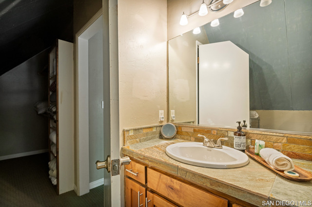147 State Highway 173, Lake Arrowhead CA: https://media.crmls.org/mediaz/f48e0d17-e4bd-401c-a300-008ef5061871.jpg