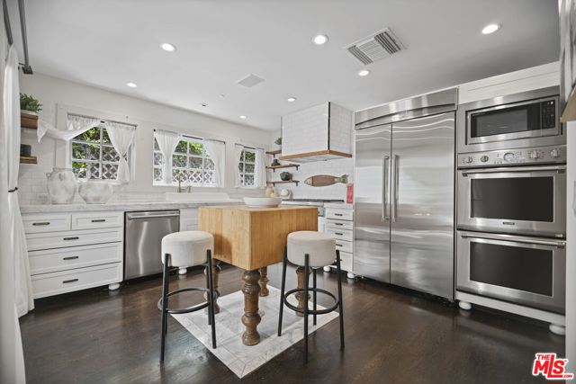 1210 Cabrillo Avenue, Venice CA: https://media.crmls.org/mediaz/f48f73cd-efed-4f80-9f57-dd61c0833599.jpg