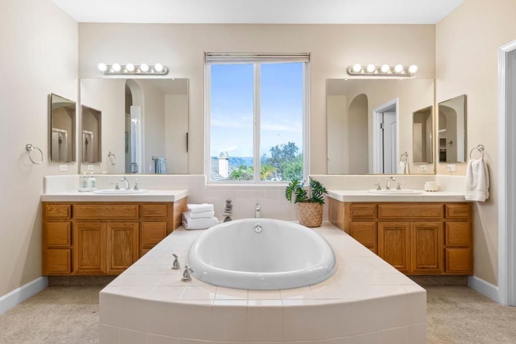 https://media.crmls.org/mediaz/f48fab2c-869f-402c-bfee-5a4ac1a9cc4d.jpg?preset=X-Large