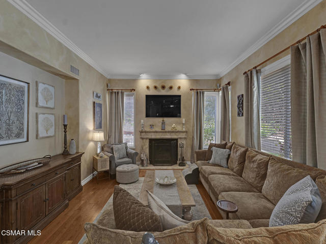 331 Briar Bluff Circle, Thousand Oaks CA: https://media.crmls.org/mediaz/f4904d72-a7fa-4196-8741-3e8dafe15187.jpg