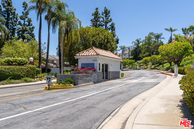 12555 The Vista, Los Angeles CA: https://media.crmls.org/mediaz/f490b844-40f4-4be8-ac36-f6999bb01964.jpg
