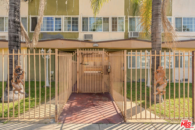 7442 Vineland Avenue, Sun Valley CA: https://media.crmls.org/mediaz/f491532b-799b-4ea1-8b67-a81439cff9d8.jpg