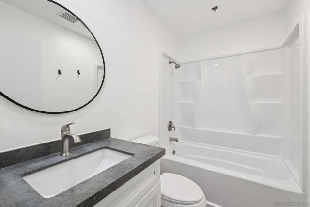 2077 Lakeridge Circle, Chula Vista CA: https://media.crmls.org/mediaz/f491da13-1d91-47b3-b99a-0e861a2a62bf.jpg