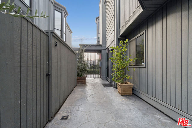 880 Hilldale Avenue, West Hollywood CA: https://media.crmls.org/mediaz/f493520b-3f0e-4175-9e04-71966536018e.jpg