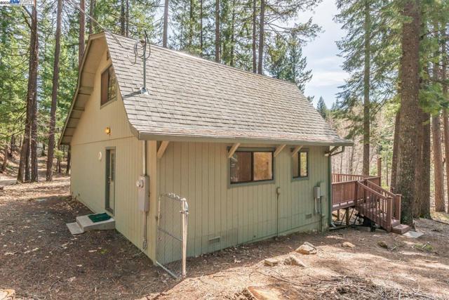 121 Mountain Aire Ln, Trinity Center CA: https://media.crmls.org/mediaz/f4942499-383a-46b7-b098-1e86165212c7.jpg