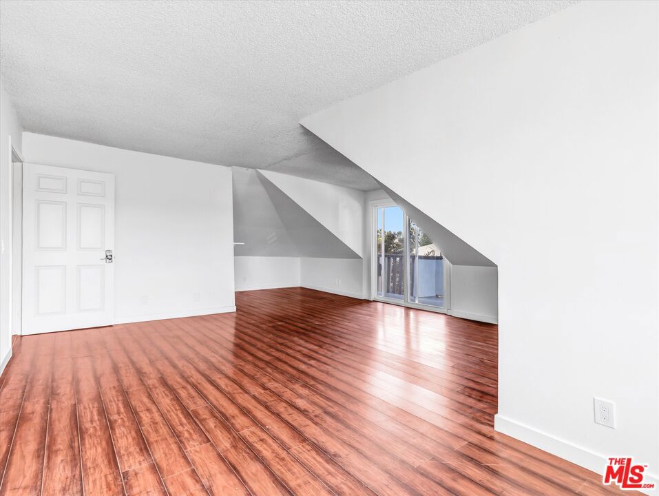 https://media.crmls.org/mediaz/f49621b8-d6c9-4258-a2da-f644534fe0b0.jpg?preset=X-Large