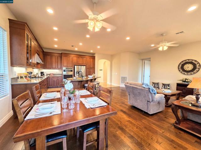 1735 Veneto Ln, Brentwood CA: https://media.crmls.org/mediaz/f496945e-b68d-4e7e-9f01-0b55f8675e15.jpg