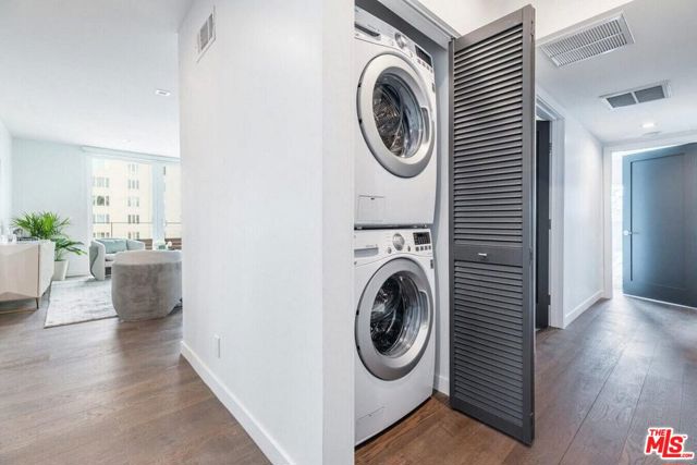 1425 N Crescent Heights Boulevard, West Hollywood CA: https://media.crmls.org/mediaz/f497061c-3126-4be4-b13f-9d73da3b5314.jpg