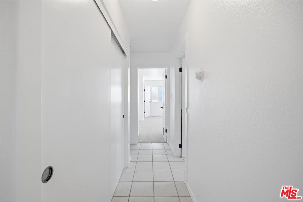 https://media.crmls.org/mediaz/f4972f21-4129-4a94-977f-f9048c674f5e.jpg?preset=X-Large