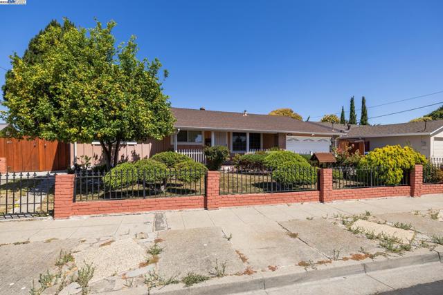 2435 Catalpa Way, Hayward CA: https://media.crmls.org/mediaz/f4973d9b-18a4-4ded-b852-9972219f0a34.jpg