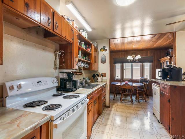4413 Mount Henry Avenue, San Diego CA: https://media.crmls.org/mediaz/f49a80be-fe0f-451c-ac98-8f85b49b1ee2.jpg