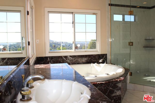 11502 Dona Teresa Drive, Studio City CA: https://media.crmls.org/mediaz/f49b8f02-f81d-4bce-8cd0-f0678520b14a.jpg