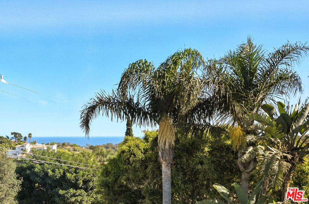 https://media.crmls.org/mediaz/f49bb1d8-ebd9-438a-86a7-0b80bd032ae3.jpg?preset=X-Large