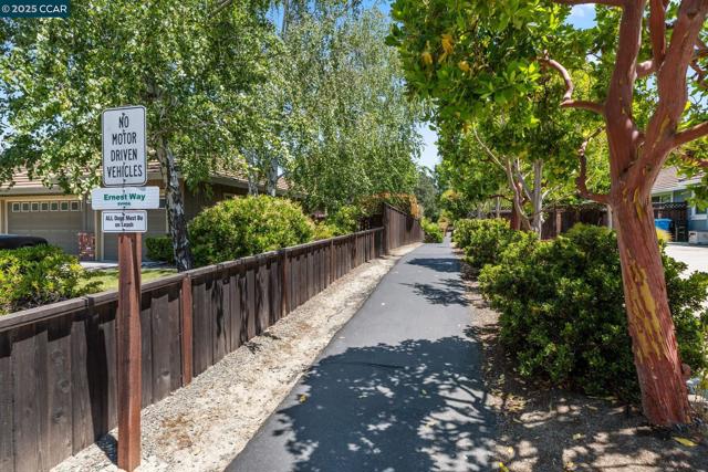 109 Bria Ct, Walnut Creek CA: https://media.crmls.org/mediaz/f49bc394-c93e-47c6-8325-2dd98eadcc1c.jpg