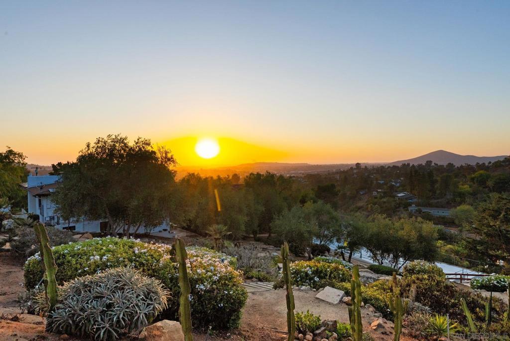 https://media.crmls.org/mediaz/f49cf33b-fa66-4a3a-a8d7-7ad45167b0e6.jpg?preset=X-Large