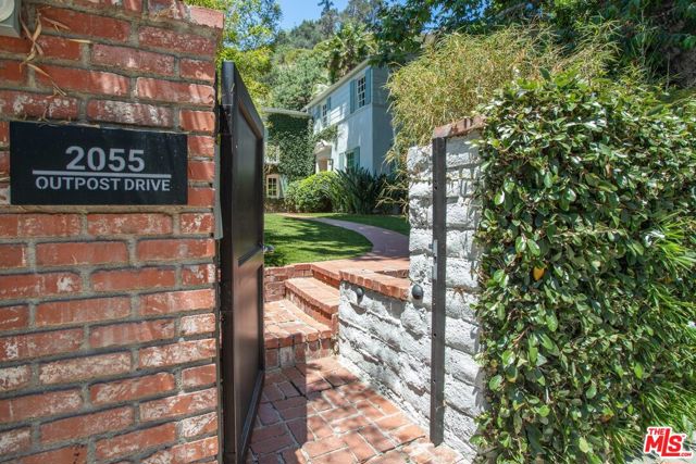 2055 Outpost Drive, Los Angeles CA: https://media.crmls.org/mediaz/f49d6748-eab7-4b6c-bea7-93feba3f20dc.jpg