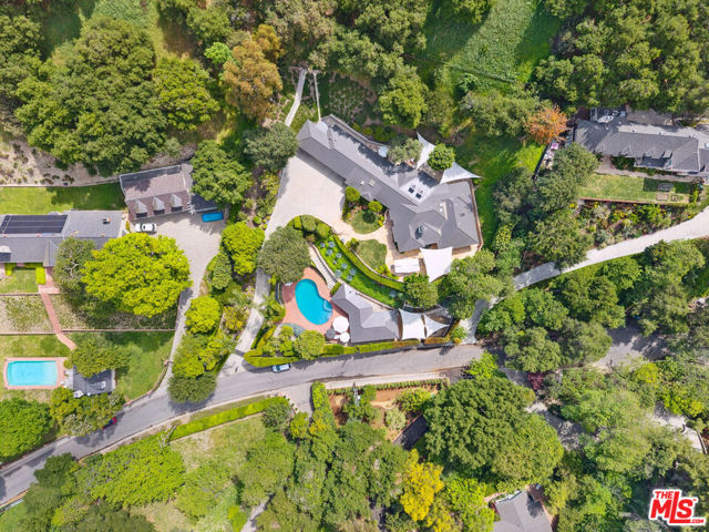 3818 Hollyline Avenue, Sherman Oaks CA: https://media.crmls.org/mediaz/f49da0bc-ccd8-4979-8fce-37b1c1cab6be.jpg