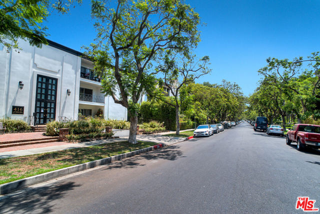 416 N Oakhurst Drive, Beverly Hills CA: https://media.crmls.org/mediaz/f49dae7b-8b46-40a5-9a60-e645736b3f61.jpg