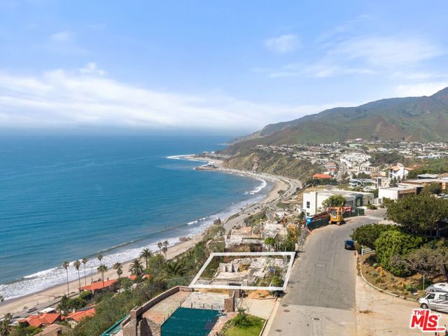 17624 Tramonto Drive, Pacific Palisades CA: https://media.crmls.org/mediaz/f49e2f47-8a62-436b-ab4b-039104691c28.jpg