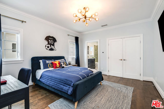 4469 Stern Avenue, Sherman Oaks CA: https://media.crmls.org/mediaz/f49ef203-5d2f-438c-99c6-619de8d2646b.jpg