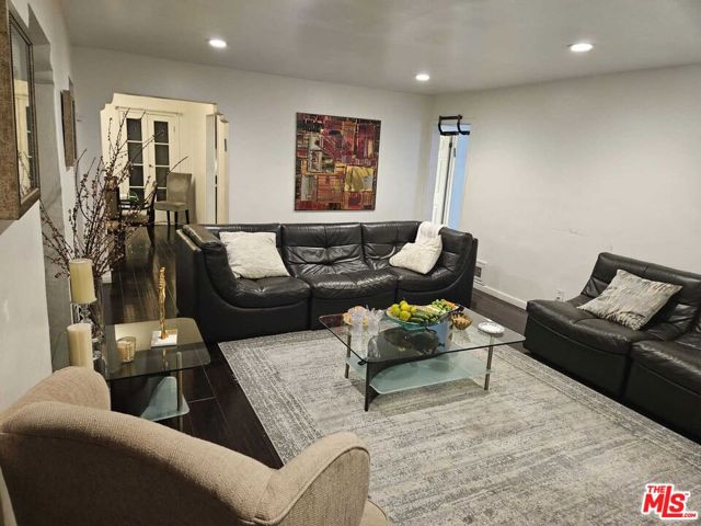 328 S Oakhurst Drive, Beverly Hills CA: https://media.crmls.org/mediaz/f49f4815-e6af-41ab-bfd7-aaae7fcd1c4b.jpg