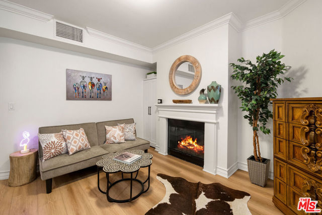122 N Clark Drive, West Hollywood CA: https://media.crmls.org/mediaz/f49f9330-5ab7-493c-880d-72f555f5b82e.jpg