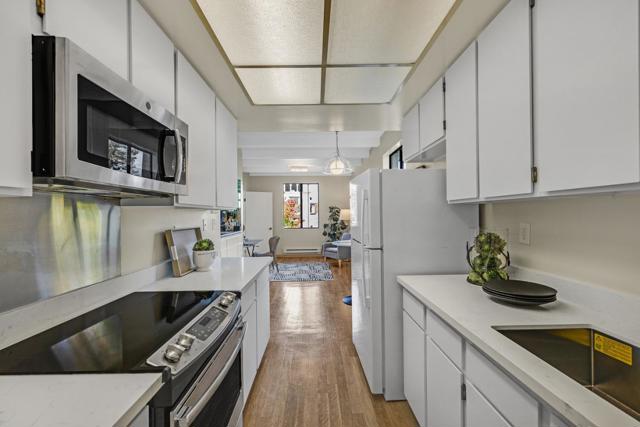 1515 Floribunda Avenue, Burlingame CA: https://media.crmls.org/mediaz/f4a116da-85fe-400b-80c2-cd75caa3509a.jpg