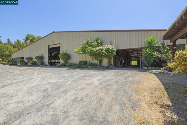 2251 Rancho Del Lago Rd, Martinez CA: https://media.crmls.org/mediaz/f4a252a5-1341-4dfd-bbb9-67f8606b571a.jpg