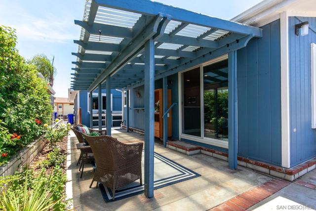 5188 Weymouth Way, Oceanside CA: https://media.crmls.org/mediaz/f4a2cf38-2f33-451c-b36a-c824391b3986.jpg