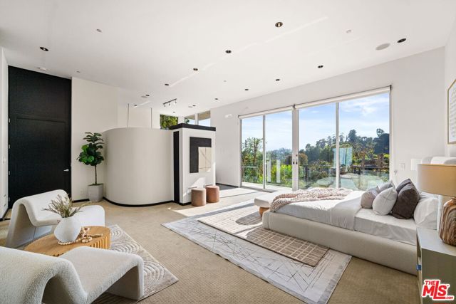 933 Bluegrass Lane, Los Angeles CA: https://media.crmls.org/mediaz/f4a31fa8-70c8-4629-adc1-0e118b05e670.jpg