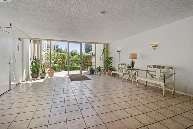 950 Shorepoint Ct, Alameda CA: https://media.crmls.org/mediaz/f4a3982e-7437-4b30-8ec7-195186d02d17.jpg
