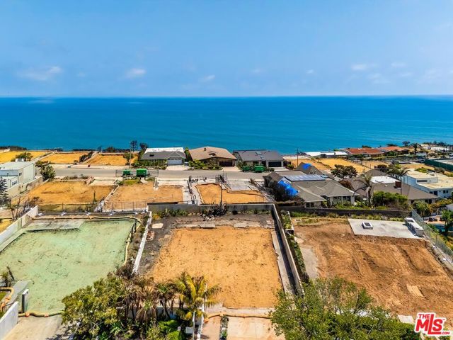 18208 Kingsport Drive, Malibu CA: https://media.crmls.org/mediaz/f4a3d1ad-af3e-40b5-952e-425a5aa7fbed.jpg