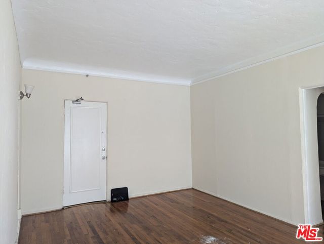 657 S COCHRAN Avenue, Los Angeles CA: https://media.crmls.org/mediaz/f4a457e9-3cb1-4a1a-9853-b0684d6730c3.jpg