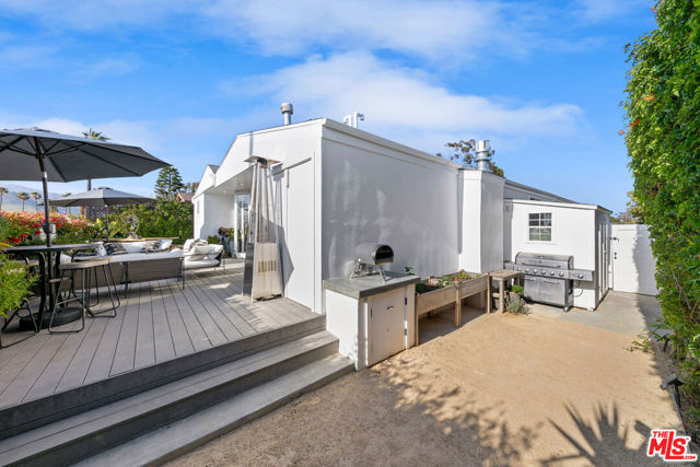29500 Heathercliff Road, Malibu CA: https://media.crmls.org/mediaz/f4a45e43-ce5c-47f1-9d72-d2657231ca17.jpg