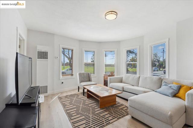 2717 Mabel St, Berkeley CA: https://media.crmls.org/mediaz/f4a4b577-bee5-410e-bad7-ec8bec6676b8.jpg
