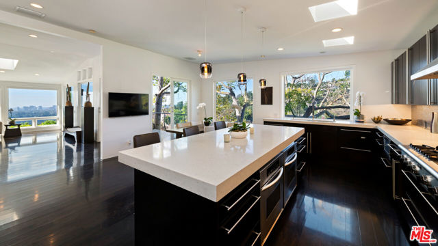 1415 Summitridge Drive, Beverly Hills CA: https://media.crmls.org/mediaz/f4a568e3-fd0d-4b09-947a-051c1ebf0552.jpg