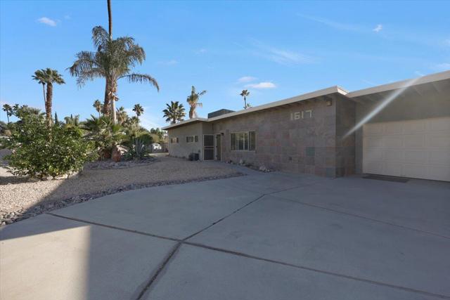 1617 E Paseo El Mirador, Palm Springs CA: https://media.crmls.org/mediaz/f4a56a67-204c-4f37-aabf-c0c68bc1bc3d.jpg