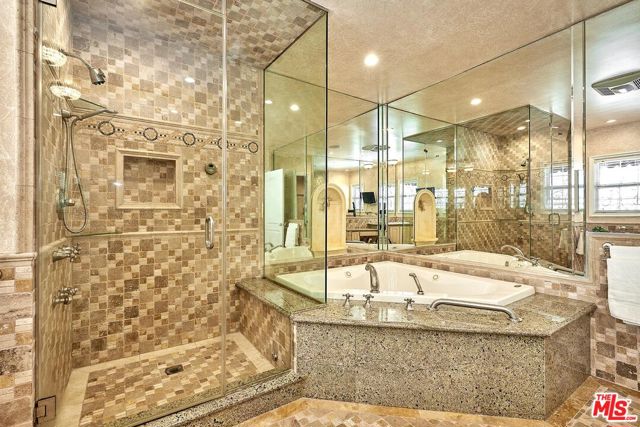 424 N Arden Boulevard, Los Angeles CA: https://media.crmls.org/mediaz/f4a5e113-63e3-490c-afb5-f911b9b4fc3a.jpg