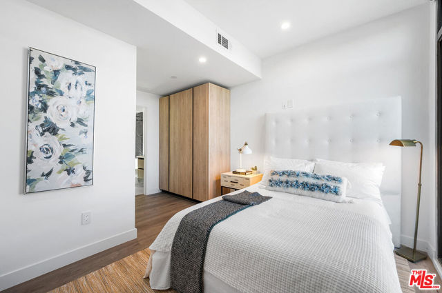 1016 N Martel Avenue, West Hollywood CA: https://media.crmls.org/mediaz/f4a74ab3-8df5-4f81-8213-2a52b82cce69.jpg